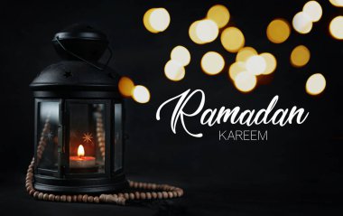 Tipografi güzel Bokeh tebrik Ramazan Kareem. Ramazan mum fener ile ahşap tespih