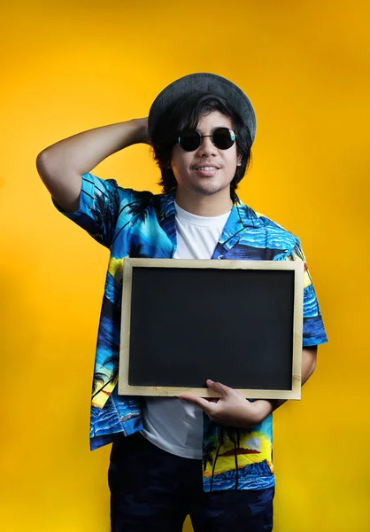 Asian Man Holding Empty Blackboard Wearing Fedora Hat Sunglasses Yellow — Stok Foto