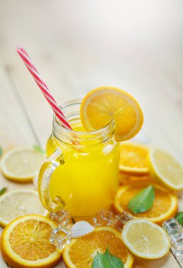 Narenciye ahşap arka plan üzerinde bardak portakal suyu yaprakları narenciye buz deniz kabukları