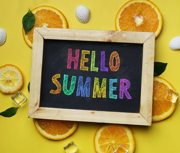 Γεια Πολύχρωμο Καλοκαίρι Κείμενο Μαυροπίνακα Πορτοκαλί Φύλλα Κύβου Πάγου Στη — Φωτογραφία Αρχείου