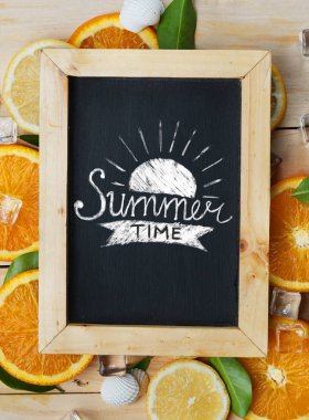 Yaz saati tipografi Blackboard turuncu yaprak küp buz deniz kabukları narenciye desen ahşap arka plan üzerinde 