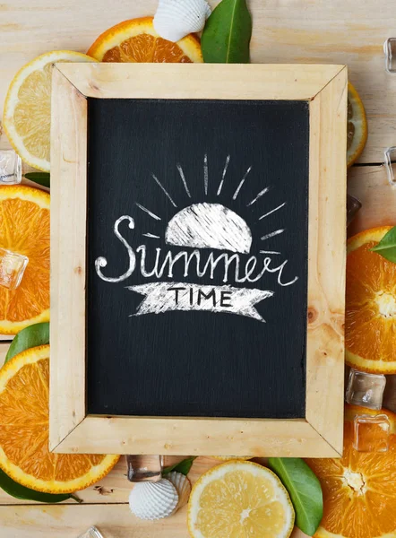 木製の背景に黒板オレンジ葉キューブ アイス海貝柑橘類パターン上の夏の時間タイポグラフィ — ストック写真