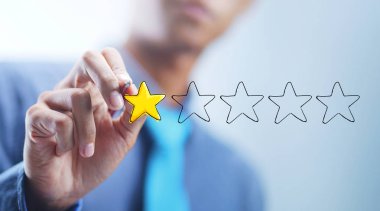 Asya işadamı çizim 1 dışarı-in 5 yıldız. Kötü eleştiri kavramı