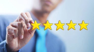 Asya işadamı çizim 5 dışarı-in 5 yıldız. Mükemmel veya mükemmel İnceleme kavramı 