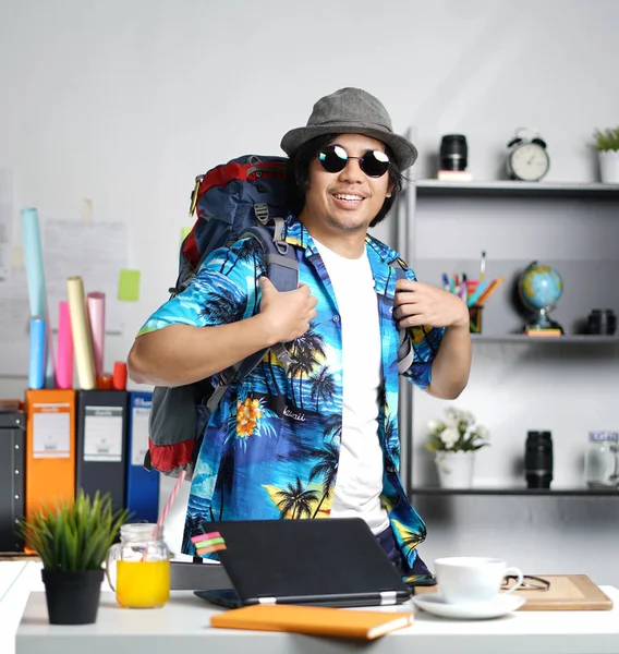 Jovem Elegante Pronto Para Viajar Carregando Mochila Grande Escritório — Fotografia de Stock