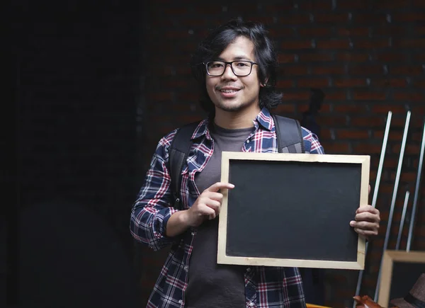 Retrato Estudante Universitário Asiático Segurando Blackboard Dentro Armazém Sorria Para — Fotografia de Stock