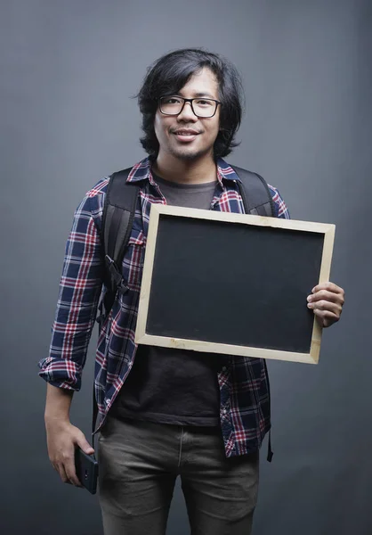 Retrato Estudante Universitário Asiático Segurando Quadro Negro Fundo Cinza Sorria — Fotografia de Stock