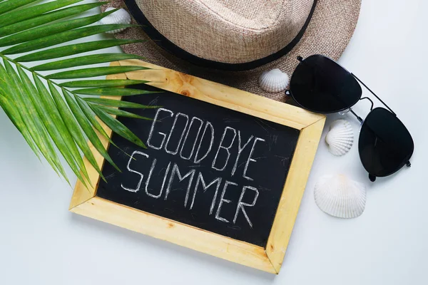 Αντίο Καλοκαίρι Κείμενο Γυαλιά Ηλίου Καπέλο Palm Φύλλα Κοχύλια Και — Φωτογραφία Αρχείου