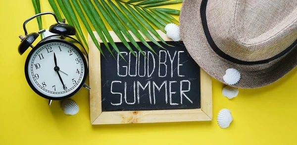 さようなら夏本文 目覚まし時計フェドーラ帽 ヤシの葉 海の貝 テキスト用の黒板スペース 平ら休日休暇の旅行を置く黄色の背景 — ストック写真