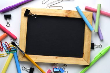 Boş ahşap çerçeve Blackboard arasındaki okul kırtasiye