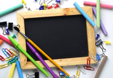 Boş ahşap çerçeve Blackboard arasındaki okul kırtasiye