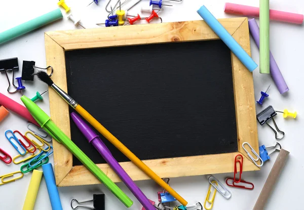 Boş ahşap çerçeve Blackboard arasındaki okul kırtasiye