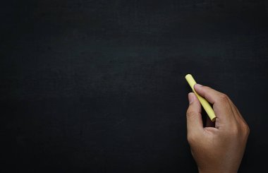 Erkek el yazma boş yazı tahtası kopya alanı üzerinde