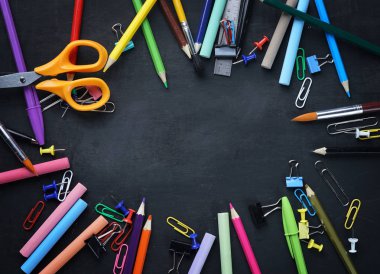 Yazı tahtası üzerinde okul sabit kopya alanı üstten görünüm