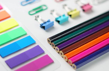 Beyaz arka plan üzerinde temiz okul kırtasiye