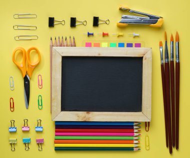 Okul sabit düz Lay sarı arka plan kopya alanı üzerinde tahtaya