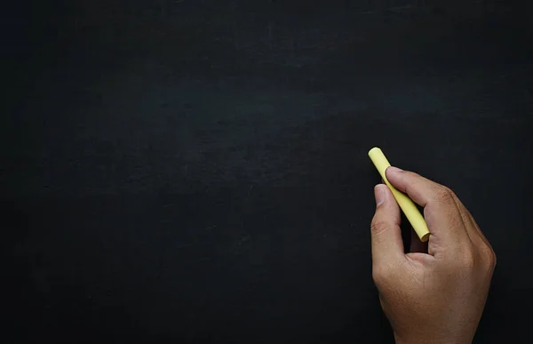 Homme Écriture Main Sur Tableau Noir Vide Espace Copie — Photo