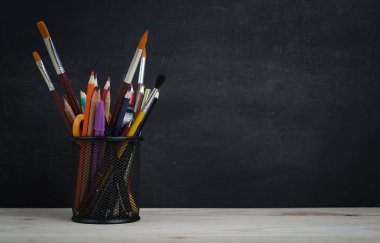 Metin için yer. Yazı tahtası üzerinde okul kırtasiye