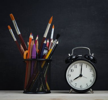 Okul kırtasiye ve Blackboard çalar saat