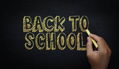 Okul metne geri. Erkek el yazma boş yazı tahtası üzerinde