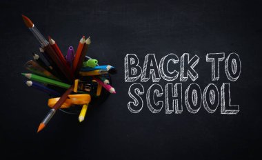 Okul metne geri. Yazı tahtası üzerinde okul kırtasiye