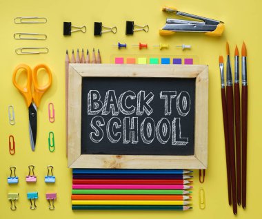 Okul metne geri. Okul sabit düz Lay sarı zemin üzerine tahtaya