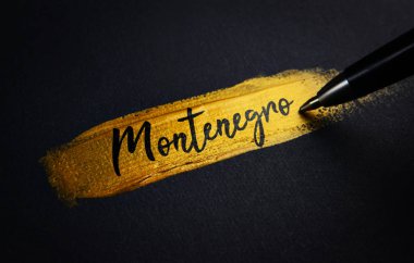 Karadağ el yazısı metin üzerinde altın boya fırça darbesi