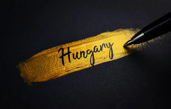 Tekst Pisma Węgry Pociągnięcia Pędzlem Złotej Farby — Zdjęcie stockowe