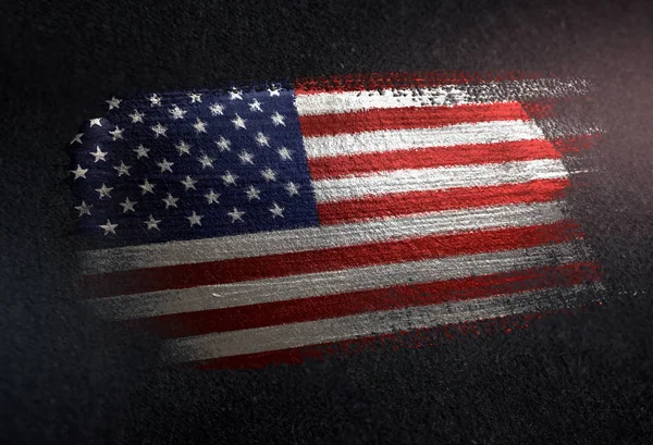 美国国旗用金属刷漆在垃圾暗墙上 — 图库照片