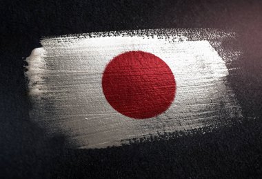 Karanlık Grunge duvar üzerinde Metal fırça boya yapılan Japonya bayrağı