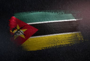 Karanlık Grunge duvar üzerinde Metal fırça boya yapılan Mozambik bayrak