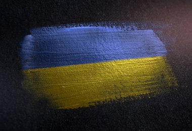 Karanlık Grunge duvar üzerinde Metal fırça boya yapılan Ukrayna bayrağı