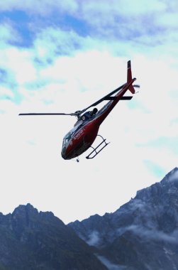 Lukla, Nepal, 20 Eylül 2017: Kırmızı helikopter Tenzinghillary Havaalanı bırakarak