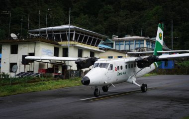 Lukla, Nepal 20 Eylül 2017: uçak Tenzinghillary Havaalanı'nda pistte kalkış için hazır