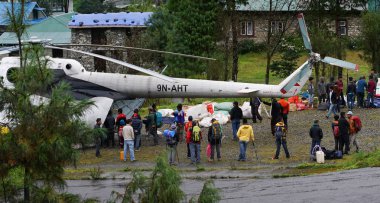 Lukla, Nepal 20 Eylül 2017: insanlar Tenzinghillary Havaalanı'nda büyük helikopter lojistik boşaltma