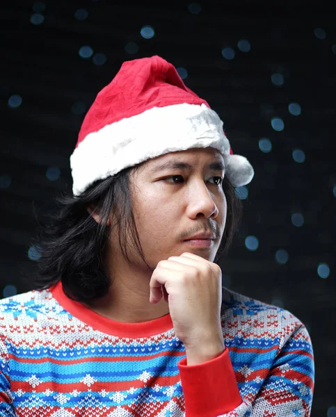 Στοχαστικό Ασιατική Άνθρωπο Που Φοράει Καπέλο Santa Και Χριστούγεννα Πουλόβερ — Φωτογραφία Αρχείου