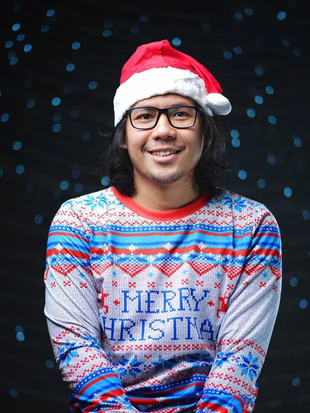 Pria Asia Memakai Topi Santa Dan Selamat Hari Natal Sweater — Stok Foto