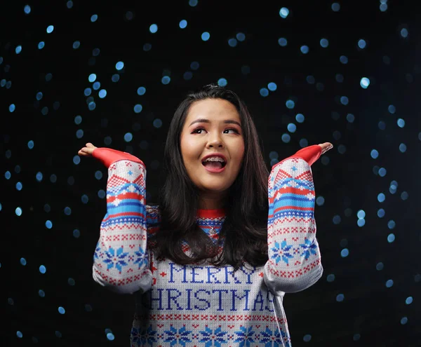 亚洲女孩身穿圣诞毛衣深色辉光雪背景 享受雪 — 图库照片