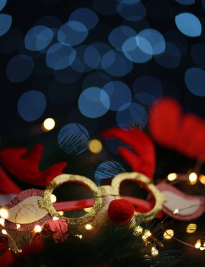 Noel Reindeer gözlük köknar dalı. Güzel ışıklar Bokeh. Metin için yer