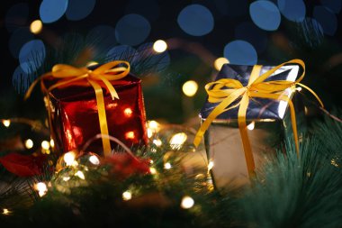 Kırmızı ve gümüş Noel hediye gözlük köknar dalı. Güzel ışıklar Bokeh