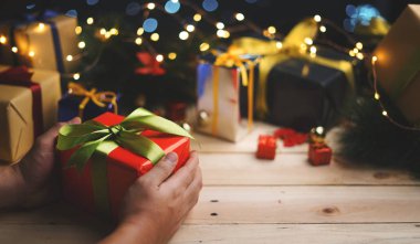 Kırmızı yeşil Noel hediyesi hediye tutan el 