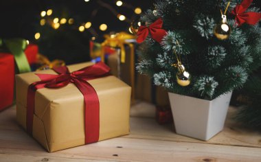 Noel hediye ve küçük Noel ağacı