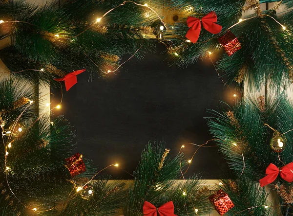 Espaço Vazio Blackboard Rodeado Por Luz Natal Ornamento Ramo Fir — Fotografia de Stock