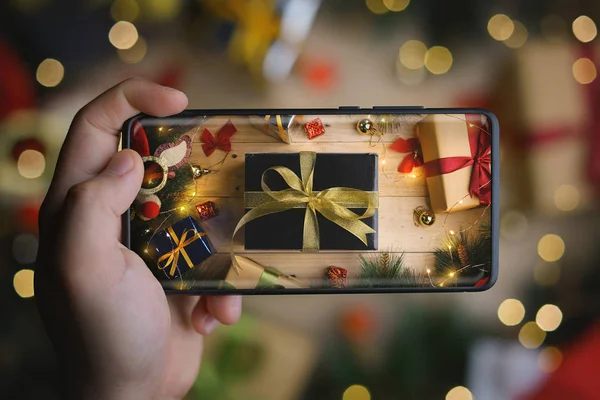 Ручная Съемка Черного Золотого Подарка Рождество Бесконечным Дисплеем Смартфона — стоковое фото