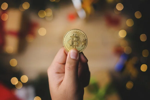 Mão Segurando Bitcoin Acima Decoração Natal Vista Superior — Fotografia de Stock