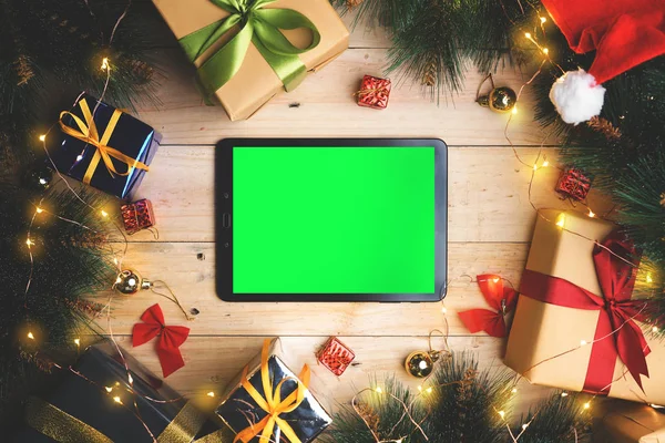 Зеленый Экран Между Рождественскими Украшениями Вид Сверху — стоковое фото