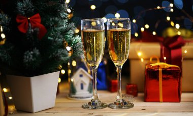 İki kadeh şampanya Noel ağacı yanında