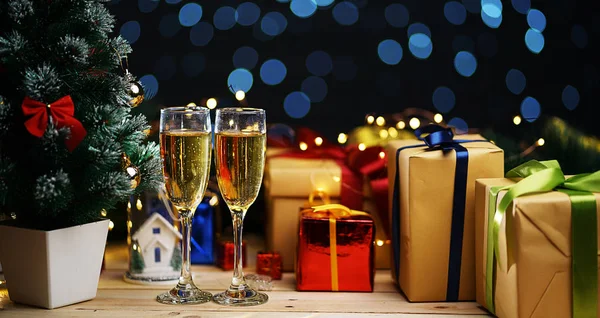Två Glas Champagne Bredvid Granen Och Julklappar — Stockfoto