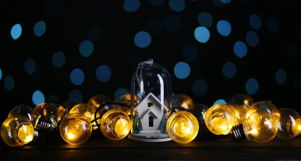 Weißes Haus Glas Zwischen Glühbirne Blauer Bokeh Dunkler Hintergrund — Stockfoto