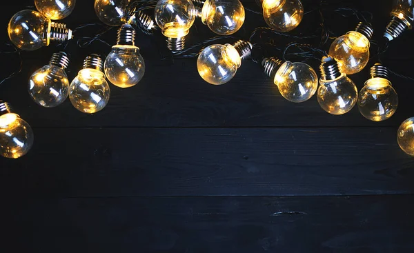 Glühlampen Auf Schwarzem Holz Kopierraum Von Oben — Stockfoto